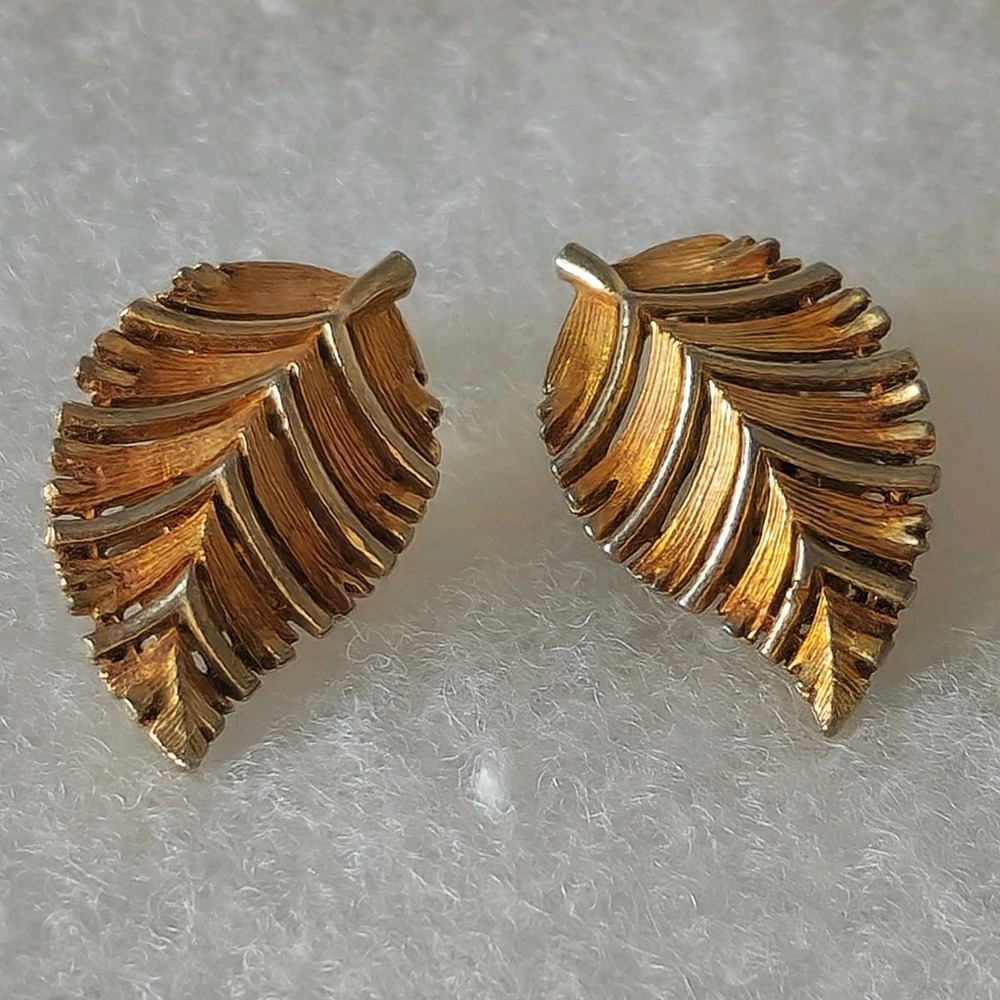 Lisner Leaf Earrings Clip On Gold Tone Textured Mid Century Vintage Floral